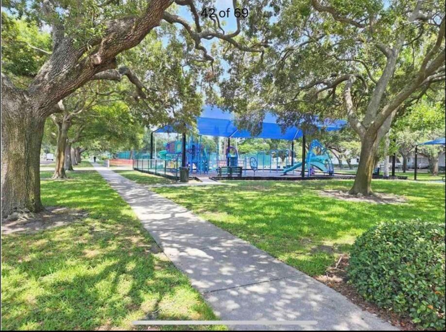 In The Center Of Gulfport, Min Away From The Beach! セント・ピーターズバーグ エクステリア 写真